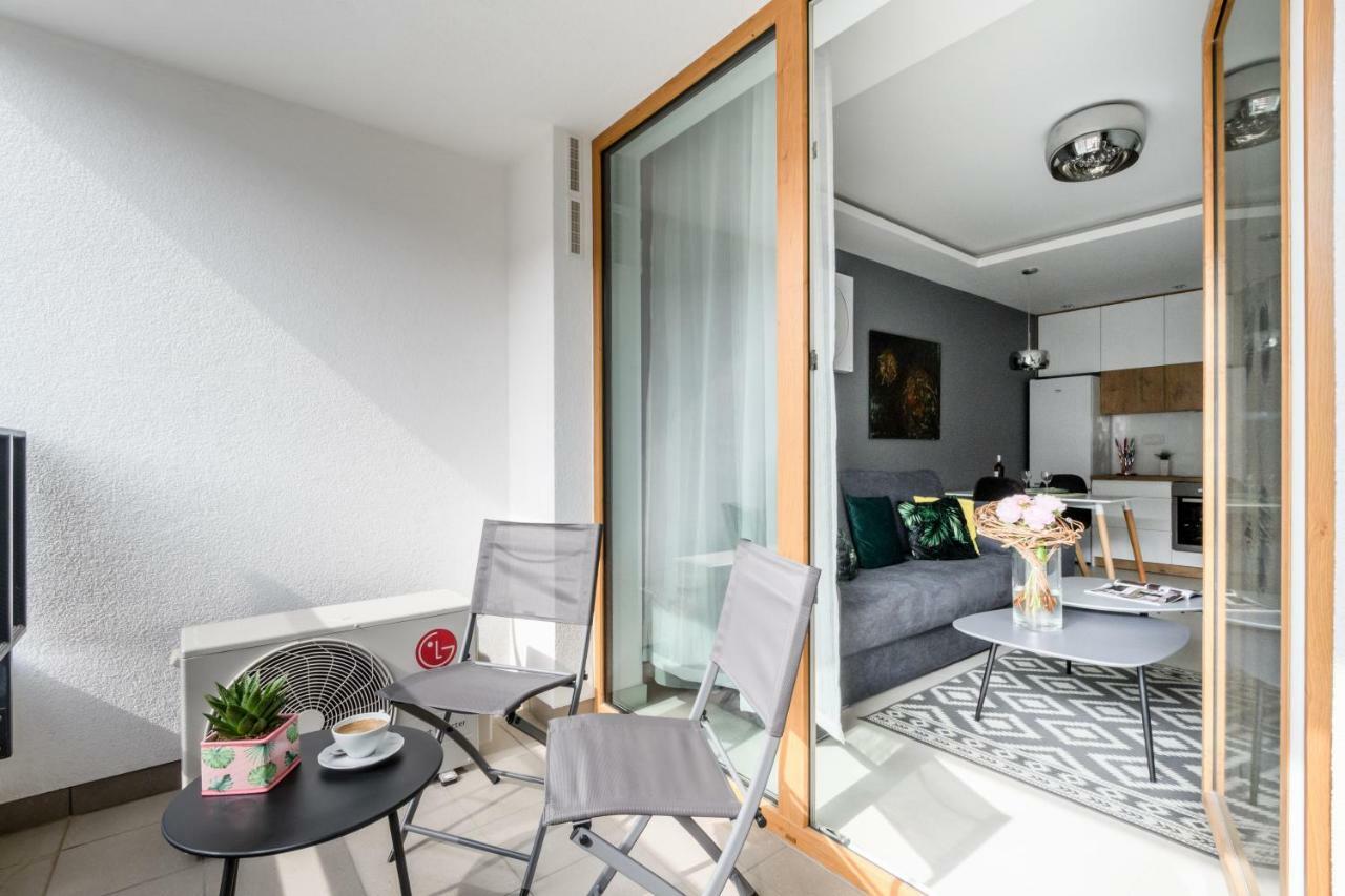 M&R Apartament Airport&Business Deluxe Cybernetyki 17 - Underground Garage - Free Wifi - Netflix - Air Conditioning - Self Check-In, Close By Chopin Airport Varsovia Exterior foto